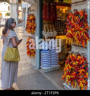 Palma de Majorque, Espagne ; 08 septembre 2023 : Magasinez avec des produits typiques de Majorque dans une rue piétonne centrale de Palma Banque D'Images