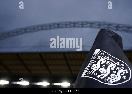 Un badge anglais de la FA sur un drapeau d'angle devant l'arche de Wembley avant le match amical international au stade de Wembley, à Londres. La décision de la Fédération de football de ne pas allumer l'arche de Wembley pour rendre hommage à Israël a été qualifiée de « hallucinante » par le conseiller indépendant du gouvernement sur l'antisémitisme. Date de la photo : Vendredi 13 octobre 2023. Banque D'Images