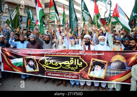 Des militants de Tehreek-e-Labbaik (TLP) organisent une manifestation de protestation contre les actes cruels et inhumains israéliens et expriment leur unité avec le peuple palestinien innocent, au club de presse d’Hyderabad, le vendredi 13 octobre 2023. Banque D'Images