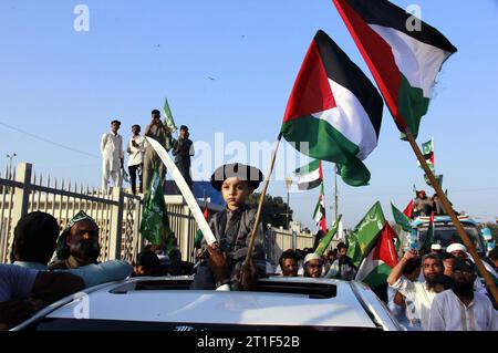 Des militants de Tehreek-e-Labbaik (TLP) organisent un rassemblement de protestation contre les actes cruels et inhumains israéliens et expriment leur unité avec le peuple palestinien innocent, sur la route M.A Jinnah à Karachi, le vendredi 13 octobre 2023. Banque D'Images