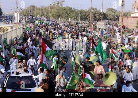 Des militants de Tehreek-e-Labbaik (TLP) organisent un rassemblement de protestation contre les actes cruels et inhumains israéliens et expriment leur unité avec le peuple palestinien innocent, sur la route M.A Jinnah à Karachi, le vendredi 13 octobre 2023. Banque D'Images