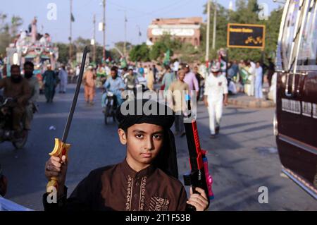 Des militants de Tehreek-e-Labbaik (TLP) organisent un rassemblement de protestation contre les actes cruels et inhumains israéliens et expriment leur unité avec le peuple palestinien innocent, sur la route M.A Jinnah à Karachi, le vendredi 13 octobre 2023. Banque D'Images