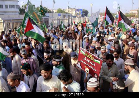 Des militants de Tehreek-e-Labbaik (TLP) organisent un rassemblement de protestation contre les actes cruels et inhumains israéliens et expriment leur unité avec le peuple palestinien innocent, sur la route M.A Jinnah à Karachi, le vendredi 13 octobre 2023. Banque D'Images