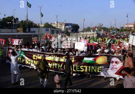 Des militants de Tehreek-e-Labbaik (TLP) organisent un rassemblement de protestation contre les actes cruels et inhumains israéliens et expriment leur unité avec le peuple palestinien innocent, sur la route M.A Jinnah à Karachi, le vendredi 13 octobre 2023. Banque D'Images