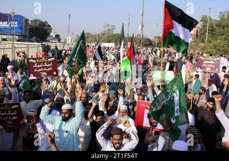 Des militants de Tehreek-e-Labbaik (TLP) organisent un rassemblement de protestation contre les actes cruels et inhumains israéliens et expriment leur unité avec le peuple palestinien innocent, sur la route M.A Jinnah à Karachi, le vendredi 13 octobre 2023. Banque D'Images