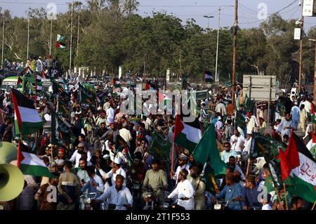 Des militants de Tehreek-e-Labbaik (TLP) organisent un rassemblement de protestation contre les actes cruels et inhumains israéliens et expriment leur unité avec le peuple palestinien innocent, sur la route M.A Jinnah à Karachi, le vendredi 13 octobre 2023. Banque D'Images