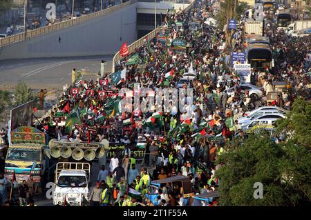 Des militants de Tehreek-e-Labbaik (TLP) organisent un rassemblement de protestation contre les actes cruels et inhumains israéliens et expriment leur unité avec le peuple palestinien innocent, sur la route M.A Jinnah à Karachi, le vendredi 13 octobre 2023. Banque D'Images