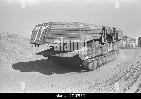 GUERRE YOM KIPPOUR. UN DES ÉGYPTIENS CAPTURÉS FLOTTEURS PORTEURS DE PONTS SUR LA RIVE OCCIDENTALE DU CANAL. Banque D'Images