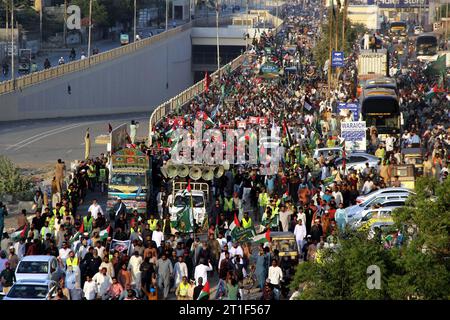 Des militants de Tehreek-e-Labbaik (TLP) organisent un rassemblement de protestation contre les actes cruels et inhumains israéliens et expriment leur unité avec le peuple palestinien innocent, sur la route M.A Jinnah à Karachi, le vendredi 13 octobre 2023. Banque D'Images