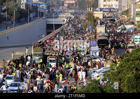 Des militants de Tehreek-e-Labbaik (TLP) organisent un rassemblement de protestation contre les actes cruels et inhumains israéliens et expriment leur unité avec le peuple palestinien innocent, sur la route M.A Jinnah à Karachi, le vendredi 13 octobre 2023. Banque D'Images