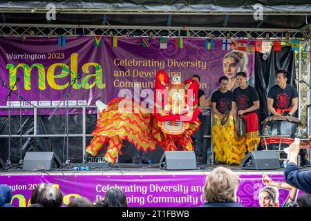 La Warrington Ethnic Communities Association (WECA) a tenu son festival annuel MELA qui a réussi à renforcer la cohésion communautaire et à soutenir l'intégration Banque D'Images