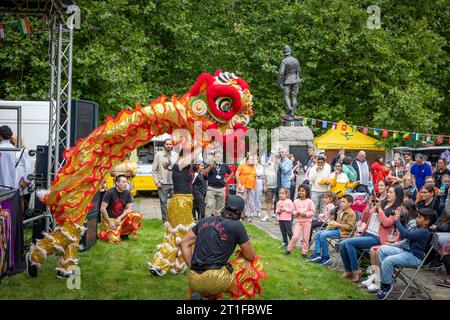 La Warrington Ethnic Communities Association (WECA) a tenu son festival annuel MELA qui a réussi à renforcer la cohésion communautaire et à soutenir l'intégration Banque D'Images