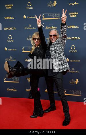 Leipzig, Allemagne. 13 octobre 2023. La chanteuse Petra Zieger et son mari Peter Taudte assistent à la cérémonie de remise des prix « Goldene Henne ». Le prix du public est décerné pour la 29e fois avec un gala de télévision à Leipzig. Crédit : Hendrik Schmidt/dpa/Alamy Live News Banque D'Images
