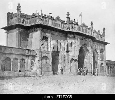 La rébellion indienne 1857-1859 Suite du siège de Lucknow. La porte endommagée de l'Imambara Chota Imambara (petite) à Lucknow, avec les membres de la Madras Fusiliers en avant, peu après les Britanniques enfin repris le contrôle de Lucknow en mars 1858. Le petit Imambara a été construit par Muhammad Ali Shah en 1837 dans le cadre d'un projet de la famine et avait pour but de son propre mausolée. Banque D'Images