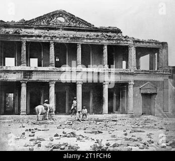 La rébellion indienne 1857-1859 Suite du siège de Lucknow. Restes humains squelettiques se trouvent parmi les ruines du palais de Secundra Bagh, à la périphérie de Lucknow. C'est que l'on croit être l'un des premiers à montrer des photographies de victimes de la guerre. Le Secundra Bagh a été attaqué par les troupes sous le commandement de sir Colin Campbell le 16 novembre 1857 lors d'opérations de lever le siège de la résidence britannique à Lucknow. 2 000 mutins ont été tués par les troupes du 93e régiment des Highlanders et 4e Punjab Regiment le 16 novembre, qui est aussi devenu célèbre pour le plus grand nombre de Croix de Victoria awar Banque D'Images