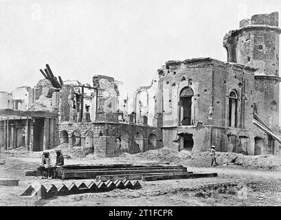 La rébellion indienne 1857-1859 Suite du siège de Lucknow. Les ruines du Mess des officiers à la résidence britannique à Lucknow. La résidence britannique est devenue le dernier point de la défense britannique à Lucknow et fut assiégée par les forces rebelles à partir du 2 juillet 1857 jusqu'à l'évacuation le 19 novembre. L'posés figure à l'extrême droite se tient juste en face de la salle où le commissaire en chef de l'Oudh, Sir Henry Lawrence a été mortellement blessé par un obus le 2 juillet 1857 après avoir organisé la défense de Lucknow. Il est décédé le 4 juillet. Civils britanniques, y compris les femmes et les enfants à l'abri dans th Banque D'Images