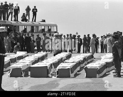 GUERRE YOM KIPPOUR. UN BUS AVEC DES JOURNALISTES ÉGYPTIENS ET DES PHOTOGRAPHES LE RETOUR DES 39 COFFINS AVEC YOM KIPPOUR MORTS DE GUERRE DRAPÉS DE DRAPEAUX ISRAÉLIENS À L'AVANT-POSTE DE BALUZA. Photo de l'IDF par Milner Moshe Banque D'Images
