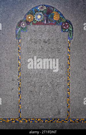 Mosaïque florale décorative sur la pierre tombale de Maye Cimetière Montparnasse - Cimetière du Montparnasse 14e arrondissement de Paris Montparnasse Paris Banque D'Images