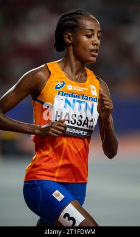 Sifan Hassan, des pays-Bas, en compétition dans la finale féminine du 10 000 m aux Championnats du monde d’athlétisme au Centre national d’athlétisme de Budape Banque D'Images