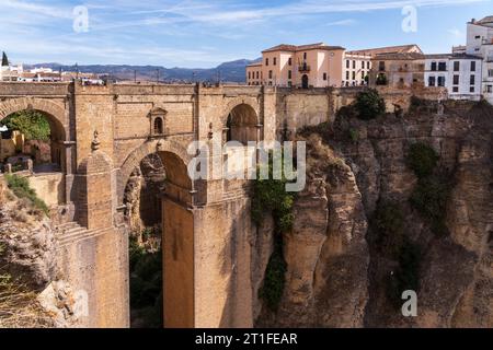 Puente Nuevo, Nouveau pont, dans la ville de Ronda dans la province de Malaga. Espagne. Le pont relie les deux côtés de la ville divisée par un profond canyon. Banque D'Images