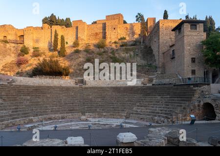 La forteresse Alcazaba à Malaga a été construite pendant le règne du Royaume arabe Al-Andalus. Le théâtre romain est le plus ancien monument de Malaga. Banque D'Images