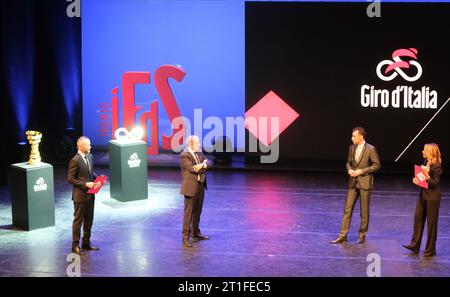 Trente, Italie. 13 octobre 2023. Cérémonie de présentation officielle du Giro dâItalia 2024 au Teatro sociale le 13 octobre 2023, trente, Italie. Crédit : Agence photo indépendante/Alamy Live News Banque D'Images