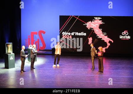 Trente, Italie. 13 octobre 2023. Cérémonie de présentation officielle du Giro dâItalia 2024 au Teatro sociale le 13 octobre 2023, trente, Italie. Crédit : Agence photo indépendante/Alamy Live News Banque D'Images