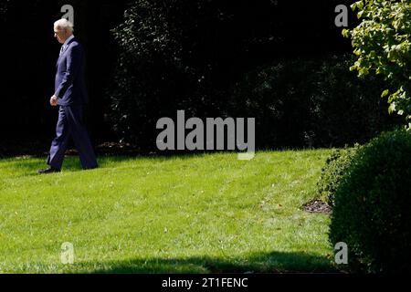 Washington, États-Unis. 13 octobre 2023. Le président AMÉRICAIN Joe Biden marche sur la pelouse sud de la Maison Blanche à Washington avant son départ pour Philadelphie le 13 octobre 2023. Photo de Yuri Gripas/ABACAPRESS.COM crédit : Abaca Press/Alamy Live News Banque D'Images