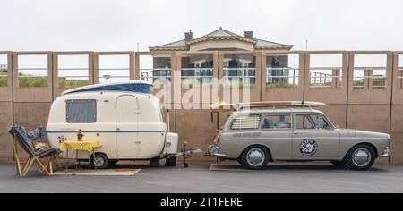 Scheveningen, pays-Bas, 14.05.2023, Retro Volkswagen 1600 Type 3 avec remorque de camping au salon de voitures classiques Aircooled Banque D'Images