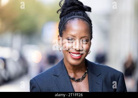 Portrait d'une femme d'affaires mûre confiante dans la ville Banque D'Images