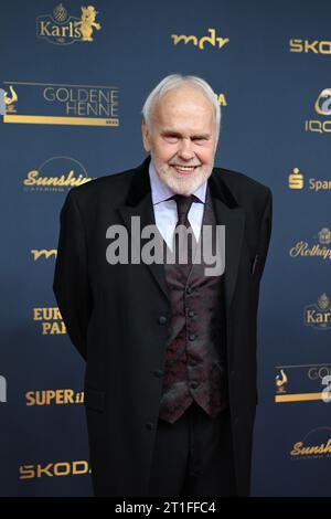 Leipzig, Allemagne. 13 octobre 2023. La chanteuse Gunther Emmerlich assiste à la cérémonie de remise des prix des médias « Goldene Henne ». Le prix du public sera remis pour la 29e fois lors d'un gala de télévision à Leipzig. Crédit : Hendrik Schmidt/dpa/Alamy Live News Banque D'Images