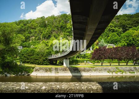 Pont piétonnier sur ruisseau rocheux près de la petite ville de Durbuy dans les Ardennes belges Banque D'Images