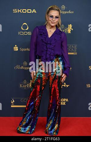 Leipzig, Allemagne. 13 octobre 2023. La chanteuse Anastacia arrive à la cérémonie de remise des prix des médias « Goldene Henne ». Le prix du public sera remis pour la 29e fois lors d'un gala télévisé à Leipzig. Crédit : Hendrik Schmidt/dpa/Alamy Live News Banque D'Images