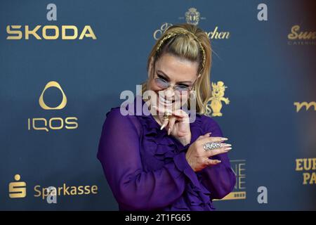 Leipzig, Allemagne. 13 octobre 2023. La chanteuse Anastacia arrive à la cérémonie de remise des prix des médias « Goldene Henne ». Le prix du public sera remis pour la 29e fois lors d'un gala télévisé à Leipzig. Crédit : Hendrik Schmidt/dpa/Alamy Live News Banque D'Images
