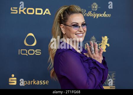 Leipzig, Allemagne. 13 octobre 2023. La chanteuse Anastacia arrive à la cérémonie de remise des prix des médias « Goldene Henne ». Le prix du public sera remis pour la 29e fois lors d'un gala télévisé à Leipzig. Crédit : Hendrik Schmidt/dpa/Alamy Live News Banque D'Images