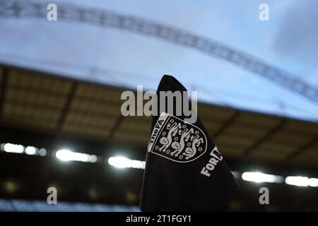 Un badge anglais de la FA sur un drapeau d'angle devant l'arche de Wembley avant le match amical international au stade de Wembley, à Londres. La décision de la Fédération de football de ne pas allumer l'arche de Wembley pour rendre hommage à Israël a été qualifiée de « hallucinante » par le conseiller indépendant du gouvernement sur l'antisémitisme. Date de la photo : Vendredi 13 octobre 2023. Banque D'Images