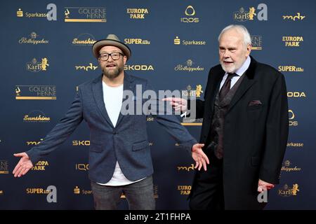 Leipzig, Allemagne. 13 octobre 2023. Le chanteur Gunther Emmerlich (à droite) et le chanteur Gregor Meyle arrivent à la cérémonie de remise des prix des médias « Goldene Henne ». Le prix du public sera remis pour la 29e fois lors d'un gala de télévision à Leipzig. Crédit : Hendrik Schmidt/dpa/Alamy Live News Banque D'Images