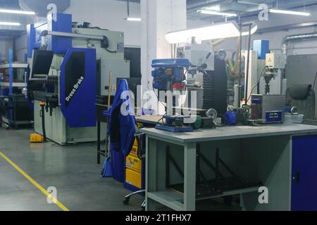 Perm, Russie - 13 juillet 2023 : atelier industriel avec des machines de couleurs bleues Banque D'Images