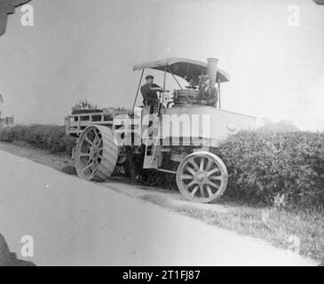 L'armée britannique les tracteurs avant la Première Guerre mondiale Ce wagon vapeur sentinelle a été beaucoup utilisé au cours de la première guerre mondiale pour transporter des matériaux pour faire de la route. Ici lors d'un essai routier, il semble avoir fonctionner en dehors de la route. Banque D'Images