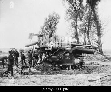 La BATAILLE DE LA SOMME Le 1er juillet - 18 NOVEMBRE 1916 : un shell d'être chargé dans un obusier de 15 pouces. Banque D'Images