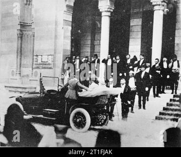 L'archiduc François-Ferdinand à Sarajevo, juin 1914 l'héritier du trône austro-hongrois, l'archiduc François-Ferdinand et de son épouse, Sophie, entrez dans une voiture à moteur à partir de l'Hôtel de Ville, Sarajevo, peu de temps avant qu'ils ont été assassinés par le nationaliste serbe Gavrilo Princip, le 28 juin 1914. Banque D'Images