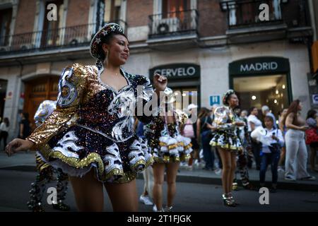 Madrid, Espagne. 12 octobre 2023. Un groupe de boliviennes dansent pendant la manifestation. Des groupes d'immigrants ont manifesté dans le centre de Madrid pour protester pendant la fête nationale espagnole le 12 octobre, qui célèbre la découverte de l'Amérique. La devise de la manifestation était: "Le 12 octobre, rien à célébrer". (Photo de David Canales/SOPA Images/Sipa USA) crédit : SIPA USA/Alamy Live News Banque D'Images