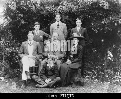 . 9e Batterie, 41e Brigade d'Artillerie royale, 2e Lt agriculteur (centre retour ligne) avec sa famille dans le jardin de leur maison à Mundesley, Norfolk. Lt fermier était la deuxième des cinq fils de service du Lieutenant J H Farmer (fin attaché principal, Bureau de la guerre) et Mme Farmer (Représentant de district de la Croix-Rouge et membre de la Commission de l'agriculture, la guerre). James a fait ses études à l'Académie Militaire Royale de Woolwich, et classé en tant que second lieutenant au domaine royal d'artillerie en 1913. Sur le déclenchement de la guerre, il est affecté sur le front de l'Ouest avec 9e Batterie, 41e Brigade. Lt Farmer Banque D'Images