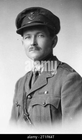 Lieutenant-colonel John Willoughby Scott, 8e bataillon, Somerset Light Infantry. Scott, le fils de Sir John et Lady Scott, a été commissionné avec les Queen's Own Oxfordshire Hussars. Ici, portant les uniformes de service des Queen's Own Oxfordshire Hussars. Il commandait le 8e bataillon du Somerset Light Infantry lorsqu'il fut tué au combat, à l'âge de 38 ans, le 23 avril 1917. Il est enterré au cimetière britannique de Cabaret-Rouge, Souchez. Visages de la première Guerre mondiale pour en savoir plus sur ce projet du Centenaire de la première Guerre mondiale, visitez www.1914.org/faces. Cette image provient de IWM Collections. Banque D'Images