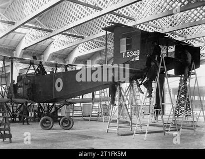 La production d'avions britannique dans la Première Guerre mondiale bombardiers Handley Page 0/400 en construction. Numéro de série F5350. Ford Junction, Sussex. Banque D'Images