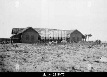 Général Kitchener et l'anglo-égyptiennes de la campagne du Nil, 1898 siège du général Kitchener Fort Atbara, composé d'un bungalow au toit de chaume. Banque D'Images