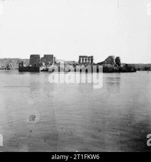 Général Kitchener et l'anglo-égyptiennes de la campagne du Nil, 1898 Une vue lointaine de l'île de Philae sur le Nil, montrant le Temple d'Isis et 'Pharaoh's Bed'. Banque D'Images