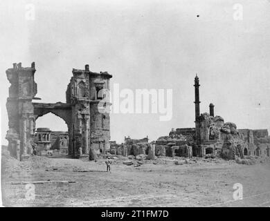 La rébellion indienne 1857-1859 Suite du siège de Lucknow. Les ruines de la tour de l'horloge Gate et de la mosquée. Le dommage a été causé par le tir de canons britanniques les assiégés Résidence britannique à l'emplacement du plus lourd des batteries ennemies. Banque D'Images