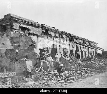 La rébellion indienne 1857-1859 Suite du siège de Cawnpore. Soldats de la 1re place parmi les Fusiliers Madras les vestiges de l'enchâssement britannique de clôtures au quartier général à Cawnpore qui Sir Hugh Wheeler Massy cédées en juin 1857. Cawnpore était le quartier général de l'armée britannique pour le district d'Oudh. Le massacre de femmes et d'enfants britanniques qui a eu lieu il y a été l'une des pires atrocités de la mutinerie. Banque D'Images