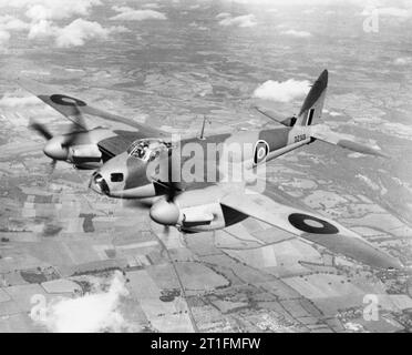 Avions de la Royal Air Force 1939-1945- de Havilland DH.98 Mosquito. Mosquito B Mark IV Series 2, DZ313, en vol peu de temps avant sa livraison au No. 105 Squadron RAF à Horsham St Faith, Norfolk, sous le nom de ?GB-E?. Banque D'Images